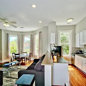 Apartment 2 Bedroom Renovated Townhouse In Downtown